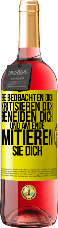 29,95 € Kostenloser Versand | Roséwein ROSÉ Ausgabe Sie beobachten dich, kritisieren dich, beneiden dich... und am Ende imitieren sie dich Gelbes Etikett. Anpassbares Etikett Junger Wein Ernte 2024 Tempranillo