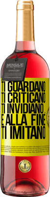 29,95 € Spedizione Gratuita | Vino rosato Edizione ROSÉ Ti guardano, ti criticano, ti invidiano ... e alla fine ti imitano Etichetta Gialla. Etichetta personalizzabile Vino giovane Raccogliere 2025 Tempranillo