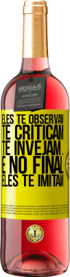 29,95 € Envio grátis | Vinho rosé Edição ROSÉ Eles te observam, te criticam, te invejam ... e no final, eles te imitam Etiqueta Amarela. Etiqueta personalizável Vinho jovem Colheita 2025 Tempranillo