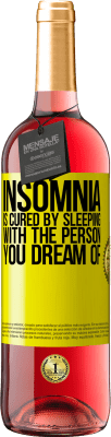 29,95 € 送料無料 | ロゼワイン ROSÉエディション 不眠症はあなたが夢見ている人と寝ることで治ります 黄色のラベル. カスタマイズ可能なラベル 若いワイン 収穫 2025 Tempranillo
