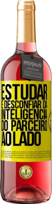 29,95 € Envio grátis | Vinho rosé Edição ROSÉ Estudar é desconfiar da inteligência do parceiro ao lado Etiqueta Amarela. Etiqueta personalizável Vinho jovem Colheita 2025 Tempranillo