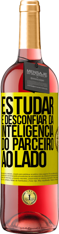 29,95 € Envio grátis | Vinho rosé Edição ROSÉ Estudar é desconfiar da inteligência do parceiro ao lado Etiqueta Amarela. Etiqueta personalizável Vinho jovem Colheita 2025 Tempranillo