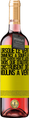 29,95 € Envoi gratuit | Vin rosé Édition ROSÉ Lorsque le vent commence à souffler, certains courent pour se cacher, tandis que d'autres construisent des moulins à vent Étiquette Jaune. Étiquette personnalisable Vin jeune Récolte 2024 Tempranillo