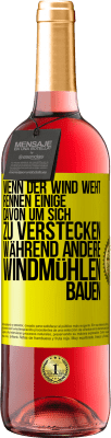 29,95 € Kostenloser Versand | Roséwein ROSÉ Ausgabe Wenn der Wind weht, rennen einige davon, um sich zu verstecken, während andere Windmühlen bauen Gelbes Etikett. Anpassbares Etikett Junger Wein Ernte 2024 Tempranillo