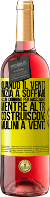 29,95 € Spedizione Gratuita | Vino rosato Edizione ROSÉ Quando il vento inizia a soffiare, alcuni corrono per nascondersi, mentre altri costruiscono mulini a vento Etichetta Gialla. Etichetta personalizzabile Vino giovane Raccogliere 2024 Tempranillo