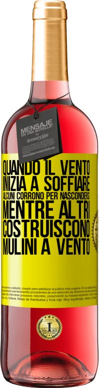 29,95 € Spedizione Gratuita | Vino rosato Edizione ROSÉ Quando il vento inizia a soffiare, alcuni corrono per nascondersi, mentre altri costruiscono mulini a vento Etichetta Gialla. Etichetta personalizzabile Vino giovane Raccogliere 2024 Tempranillo