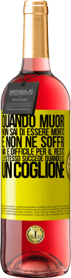 29,95 € Spedizione Gratuita | Vino rosato Edizione ROSÉ Quando muori, non sai di essere morto e non ne soffri, ma è difficile per il resto. Lo stesso succede quando sei un coglione Etichetta Gialla. Etichetta personalizzabile Vino giovane Raccogliere 2023 Tempranillo