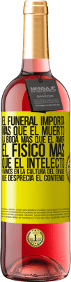 29,95 € Envío gratis | Vino Rosado Edición ROSÉ El funeral importa más que el muerto, la boda más que el amor, el físico más que el intelecto. Vivimos en la cultura del Etiqueta Amarilla. Etiqueta personalizable Vino joven Cosecha 2023 Tempranillo