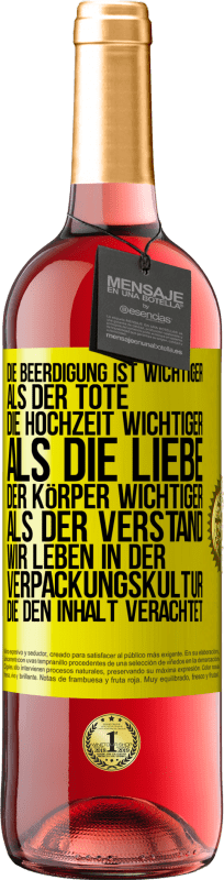 29,95 € Kostenloser Versand | Roséwein ROSÉ Ausgabe Die Beerdigung ist wichtiger als der Tote, die Hochzeit wichtiger als die Liebe, der Körper wichtiger als der Verstand. Wir lebe Gelbes Etikett. Anpassbares Etikett Junger Wein Ernte 2024 Tempranillo