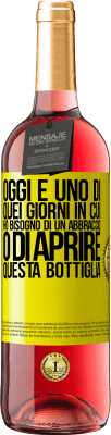 29,95 € Spedizione Gratuita | Vino rosato Edizione ROSÉ Oggi è uno di quei giorni in cui ho bisogno di un abbraccio o di aprire questa bottiglia Etichetta Gialla. Etichetta personalizzabile Vino giovane Raccogliere 2024 Tempranillo