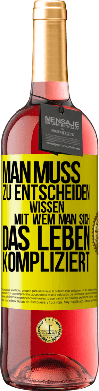 29,95 € Kostenloser Versand | Roséwein ROSÉ Ausgabe Man muss zu entscheiden wissen, mit wem man sich das Leben kompliziert Gelbes Etikett. Anpassbares Etikett Junger Wein Ernte 2024 Tempranillo