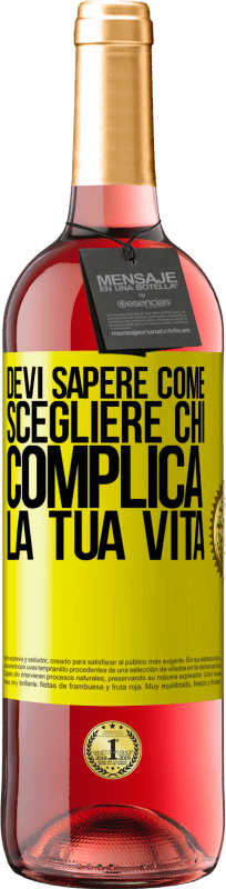 29,95 € Spedizione Gratuita | Vino rosato Edizione ROSÉ Devi sapere come scegliere chi complica la tua vita Etichetta Gialla. Etichetta personalizzabile Vino giovane Raccogliere 2025 Tempranillo