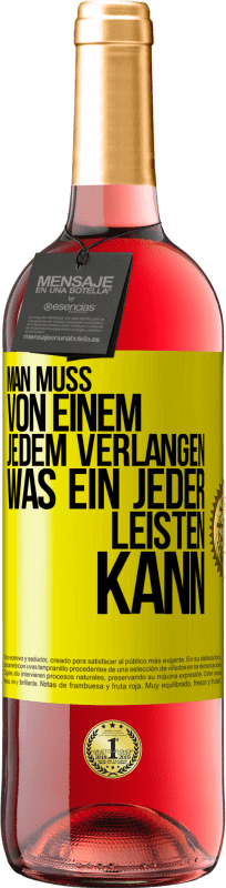29,95 € Kostenloser Versand | Roséwein ROSÉ Ausgabe Man muss von einem jedem verlangen, was ein jeder leisten kann Gelbes Etikett. Anpassbares Etikett Junger Wein Ernte 2024 Tempranillo