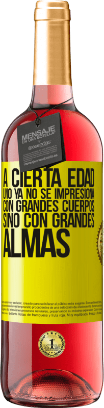 29,95 € Envío gratis | Vino Rosado Edición ROSÉ A cierta edad uno ya no se impresiona con grandes cuerpos, sino con grandes almas Etiqueta Amarilla. Etiqueta personalizable Vino joven Cosecha 2025 Tempranillo