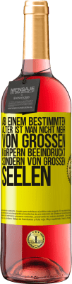 29,95 € Kostenloser Versand | Roséwein ROSÉ Ausgabe Ab einem bestimmten Alter ist man nicht mehr von großen Körpern beeindruckt, sondern von großen Seelen Gelbes Etikett. Anpassbares Etikett Junger Wein Ernte 2024 Tempranillo