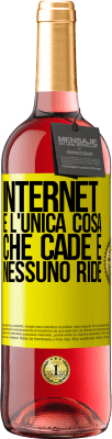 29,95 € Spedizione Gratuita | Vino rosato Edizione ROSÉ Internet è l'unica cosa che cade e nessuno ride Etichetta Gialla. Etichetta personalizzabile Vino giovane Raccogliere 2025 Tempranillo