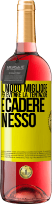 29,95 € Spedizione Gratuita | Vino rosato Edizione ROSÉ Il modo migliore per evitare la tentazione è cadere in esso Etichetta Gialla. Etichetta personalizzabile Vino giovane Raccogliere 2023 Tempranillo