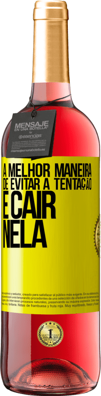 29,95 € Envio grátis | Vinho rosé Edição ROSÉ A melhor maneira de evitar a tentação é cair nela Etiqueta Amarela. Etiqueta personalizável Vinho jovem Colheita 2024 Tempranillo