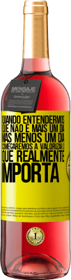 29,95 € Envio grátis | Vinho rosé Edição ROSÉ Quando entendermos que não é mais um dia, mas menos um dia, começaremos a valorizar o que realmente importa Etiqueta Amarela. Etiqueta personalizável Vinho jovem Colheita 2025 Tempranillo