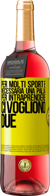 29,95 € Spedizione Gratuita | Vino rosato Edizione ROSÉ Per molti sport è necessaria una palla. Per intraprendere, ci vogliono due Etichetta Gialla. Etichetta personalizzabile Vino giovane Raccogliere 2025 Tempranillo