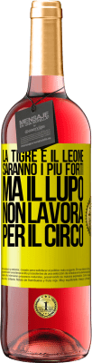 29,95 € Spedizione Gratuita | Vino rosato Edizione ROSÉ La tigre e il leone saranno i più forti, ma il lupo non lavora per il circo Etichetta Gialla. Etichetta personalizzabile Vino giovane Raccogliere 2024 Tempranillo