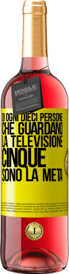 29,95 € Spedizione Gratuita | Vino rosato Edizione ROSÉ Di ogni dieci persone che guardano la televisione, cinque sono la metà Etichetta Gialla. Etichetta personalizzabile Vino giovane Raccogliere 2024 Tempranillo