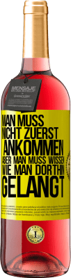 29,95 € Kostenloser Versand | Roséwein ROSÉ Ausgabe Man muss nicht zuerst ankommen, aber man muss wissen, wie man dorthin gelangt Gelbes Etikett. Anpassbares Etikett Junger Wein Ernte 2023 Tempranillo