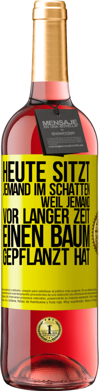 29,95 € Kostenloser Versand | Roséwein ROSÉ Ausgabe Heute sitzt jemand im Schatten, weil jemand vor langer Zeit einen Baum gepflanzt hat Gelbes Etikett. Anpassbares Etikett Junger Wein Ernte 2024 Tempranillo