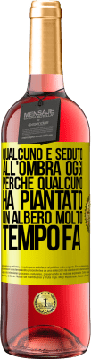 29,95 € Spedizione Gratuita | Vino rosato Edizione ROSÉ Qualcuno è seduto all'ombra oggi, perché qualcuno ha piantato un albero molto tempo fa Etichetta Gialla. Etichetta personalizzabile Vino giovane Raccogliere 2023 Tempranillo