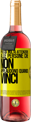 29,95 € Spedizione Gratuita | Vino rosato Edizione ROSÉ Presta molta attenzione alle persone che non applaudono quando vinci Etichetta Gialla. Etichetta personalizzabile Vino giovane Raccogliere 2024 Tempranillo