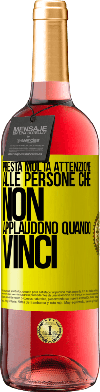 29,95 € Spedizione Gratuita | Vino rosato Edizione ROSÉ Presta molta attenzione alle persone che non applaudono quando vinci Etichetta Gialla. Etichetta personalizzabile Vino giovane Raccogliere 2024 Tempranillo