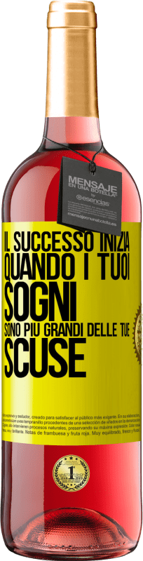 29,95 € Spedizione Gratuita | Vino rosato Edizione ROSÉ Il successo inizia quando i tuoi sogni sono più grandi delle tue scuse Etichetta Gialla. Etichetta personalizzabile Vino giovane Raccogliere 2024 Tempranillo