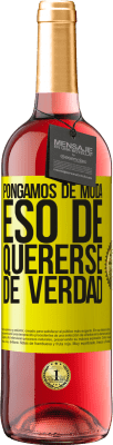 29,95 € Envío gratis | Vino Rosado Edición ROSÉ Pongamos de moda eso de quererse de verdad Etiqueta Amarilla. Etiqueta personalizable Vino joven Cosecha 2024 Tempranillo