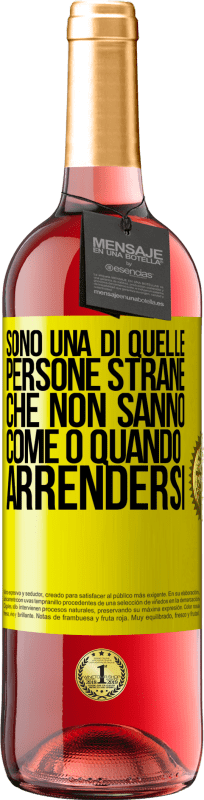 29,95 € Spedizione Gratuita | Vino rosato Edizione ROSÉ Sono una di quelle persone strane che non sanno come o quando arrendersi Etichetta Gialla. Etichetta personalizzabile Vino giovane Raccogliere 2024 Tempranillo