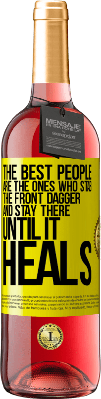29,95 € 免费送货 | 桃红葡萄酒 ROSÉ版 最好的人是那些刺着前匕首并呆在那里直到治愈的人 黄色标签. 可自定义的标签 青年酒 收成 2025 Tempranillo