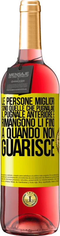 29,95 € Spedizione Gratuita | Vino rosato Edizione ROSÉ Le persone migliori sono quelle che pugnalano il pugnale anteriore e rimangono lì fino a quando non guarisce Etichetta Gialla. Etichetta personalizzabile Vino giovane Raccogliere 2024 Tempranillo