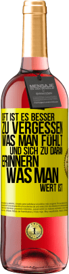 29,95 € Kostenloser Versand | Roséwein ROSÉ Ausgabe Oft ist es besser zu vergessen, was man fühlt und sich zu daran erinnern, was man wert ist Gelbes Etikett. Anpassbares Etikett Junger Wein Ernte 2024 Tempranillo