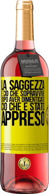 29,95 € Spedizione Gratuita | Vino rosato Edizione ROSÉ La saggezza è ciò che sopravvive dopo aver dimenticato ciò che è stato appreso Etichetta Gialla. Etichetta personalizzabile Vino giovane Raccogliere 2024 Tempranillo