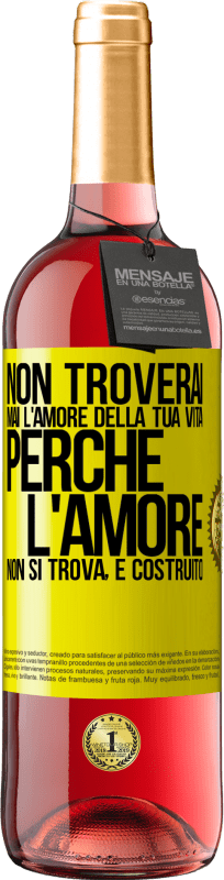 29,95 € Spedizione Gratuita | Vino rosato Edizione ROSÉ Non troverai mai l'amore della tua vita. Perché l'amore non si trova, è costruito Etichetta Gialla. Etichetta personalizzabile Vino giovane Raccogliere 2024 Tempranillo