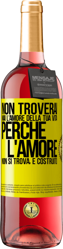 29,95 € Spedizione Gratuita | Vino rosato Edizione ROSÉ Non troverai mai l'amore della tua vita. Perché l'amore non si trova, è costruito Etichetta Gialla. Etichetta personalizzabile Vino giovane Raccogliere 2025 Tempranillo