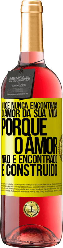 29,95 € Envio grátis | Vinho rosé Edição ROSÉ Você nunca encontrará o amor da sua vida. Porque o amor não é encontrado, é construído Etiqueta Amarela. Etiqueta personalizável Vinho jovem Colheita 2025 Tempranillo