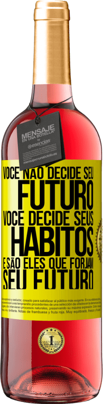 29,95 € Envio grátis | Vinho rosé Edição ROSÉ Você não decide seu futuro. Você decide seus hábitos, e são eles que forjam seu futuro Etiqueta Amarela. Etiqueta personalizável Vinho jovem Colheita 2024 Tempranillo