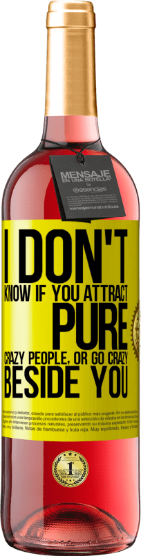 29,95 € 免费送货 | 桃红葡萄酒 ROSÉ版 我不知道你是吸引纯粹的疯子还是在你旁边发疯 黄色标签. 可自定义的标签 青年酒 收成 2025 Tempranillo