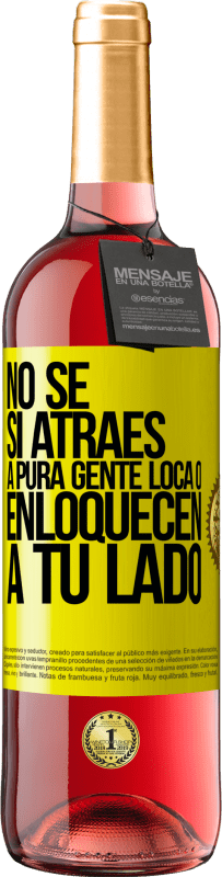 29,95 € Envío gratis | Vino Rosado Edición ROSÉ No se si atraes a pura gente loca, o enloquecen a tu lado Etiqueta Amarilla. Etiqueta personalizable Vino joven Cosecha 2024 Tempranillo