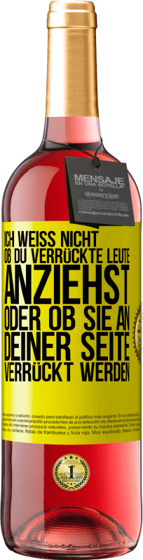 29,95 € Kostenloser Versand | Roséwein ROSÉ Ausgabe Ich weiß nicht, ob du verrückte Leute anziehst oder ob sie an deiner Seite verrückt werden Gelbes Etikett. Anpassbares Etikett Junger Wein Ernte 2024 Tempranillo