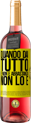 29,95 € Spedizione Gratuita | Vino rosato Edizione ROSÉ Quando dai tutto e non è abbastanza, non lo è Etichetta Gialla. Etichetta personalizzabile Vino giovane Raccogliere 2024 Tempranillo