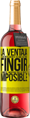 29,95 € Envío gratis | Vino Rosado Edición ROSÉ La ventaja de ser inteligente es que se puede fingir ser imbécil, mientras que al revés es imposible Etiqueta Amarilla. Etiqueta personalizable Vino joven Cosecha 2025 Tempranillo