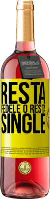 29,95 € Spedizione Gratuita | Vino rosato Edizione ROSÉ Resta fedele o resta single Etichetta Gialla. Etichetta personalizzabile Vino giovane Raccogliere 2025 Tempranillo