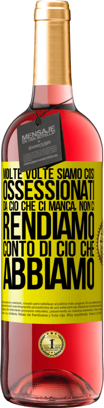 29,95 € Spedizione Gratuita | Vino rosato Edizione ROSÉ Molte volte siamo così ossessionati da ciò che ci manca, non ci rendiamo conto di ciò che abbiamo Etichetta Gialla. Etichetta personalizzabile Vino giovane Raccogliere 2024 Tempranillo