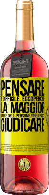 29,95 € Spedizione Gratuita | Vino rosato Edizione ROSÉ Pensare è difficile. Ecco perché la maggior parte delle persone preferisce giudicare Etichetta Gialla. Etichetta personalizzabile Vino giovane Raccogliere 2023 Tempranillo